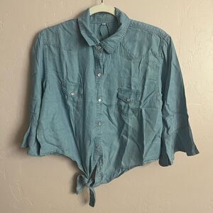 NWTs Denim Pearl Snap Crop